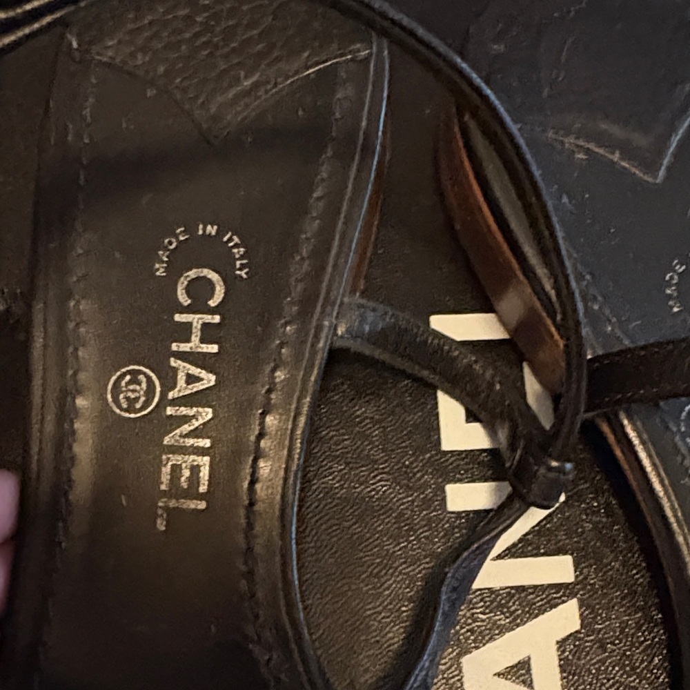CHANEL Black Leather CC Logo Thong Sandals - Picture 5 of 9